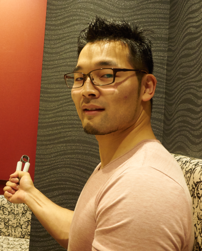 指二本でグリッパーを閉じる